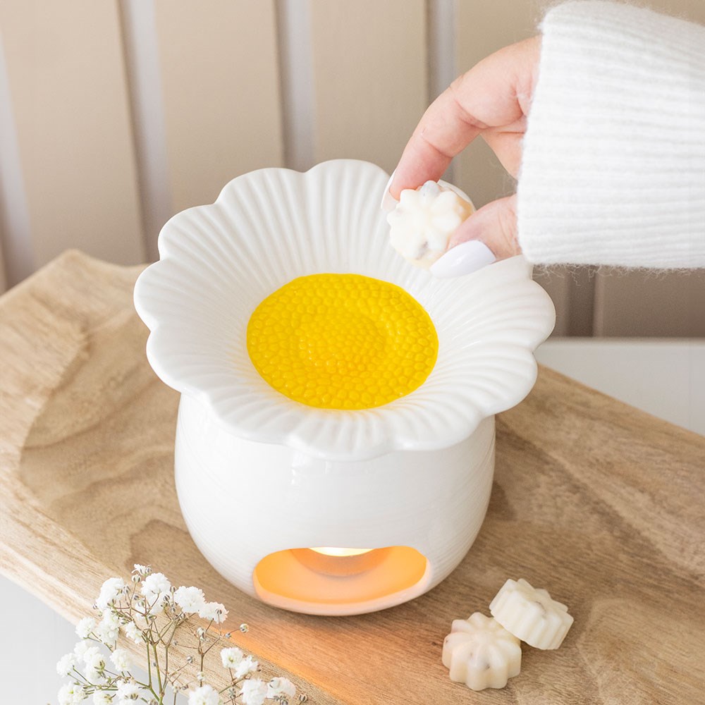 Ceramic daisy shaped oil burner and wax warmer, ideal for fragrance oils and cosy home ambiance